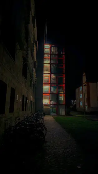 Vitrales iluminados en una calle oscura.