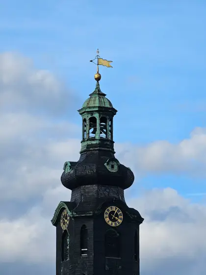 Campanario y reloj como referencia del paisaje urbano.