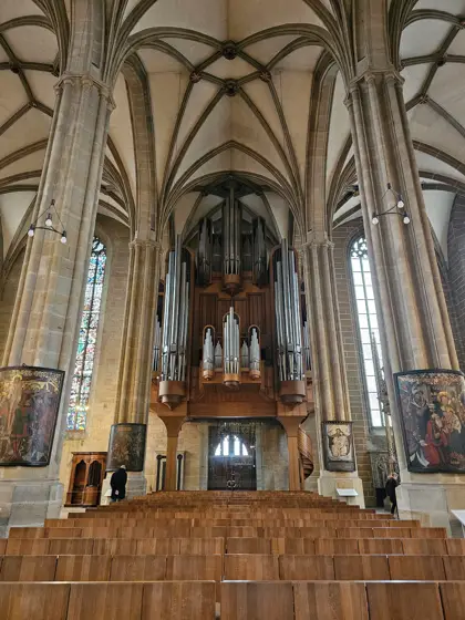 Bóvedas nervadas, altar y profundidad de la nave.