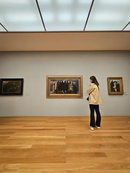 Luz cenital sobre una sala de exposición y su piso de madera.