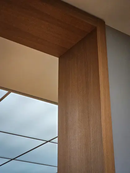 Un umbral de madera entre dos espacios de distinta luz.