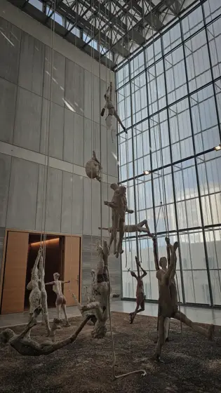 Estructura de vidrio y acero en un espacio de gran altura.