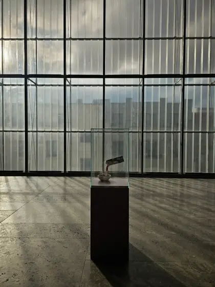 Transparencia y estructura en la sala de la Neue Nationalgalerie.