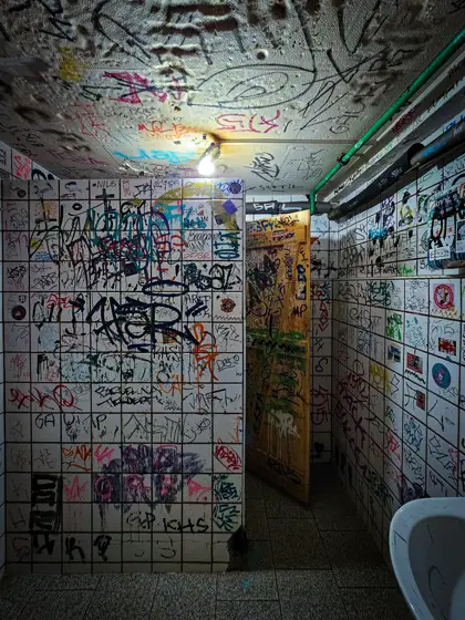 Grafitis superpuestos en un interior de escala mínima.