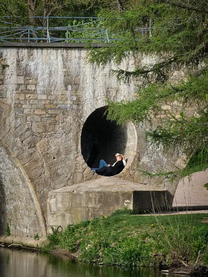 Un hueco circular como interrupción del muro de piedra.