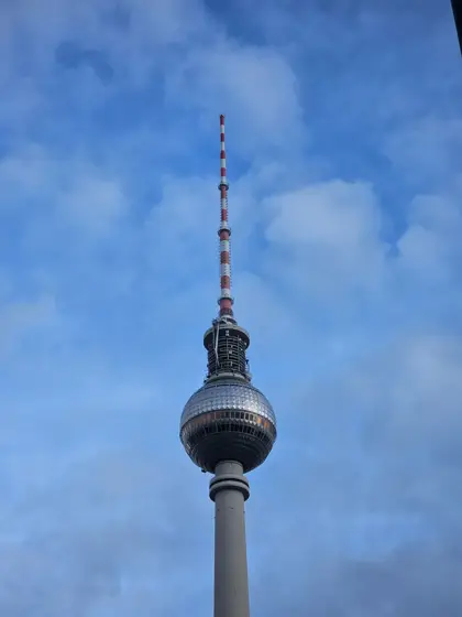 Una torre de comunicaciones sobre el cielo de la ciudad.