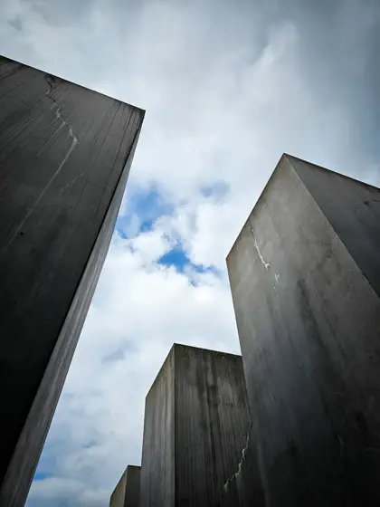 Estelas de hormigón: materia, cielo y escala del recorrido.