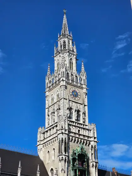 Campanario gótico recortado contra el cielo azul.