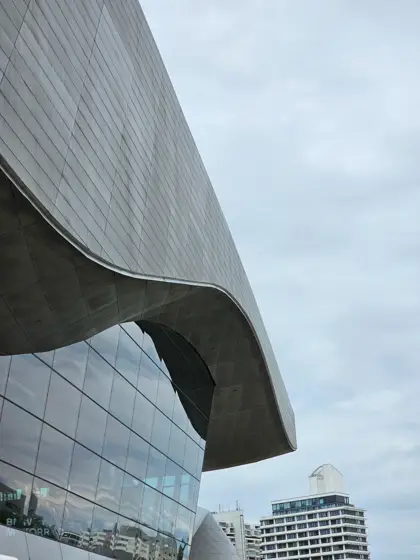 Superficie curva y reflejos bajo la cubierta de BMW Welt.