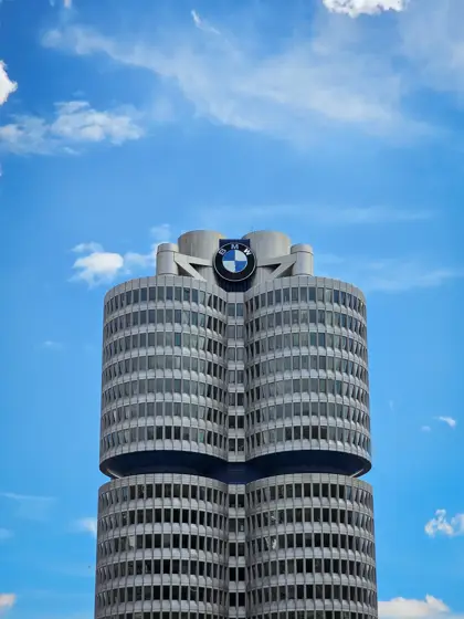 Volúmenes cilíndricos y bandas horizontales de la sede de BMW.