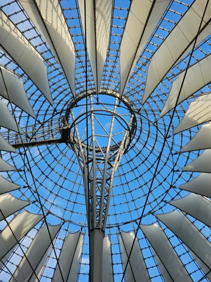 La cubierta del Sony Center: vidrio, estructura y cielo.