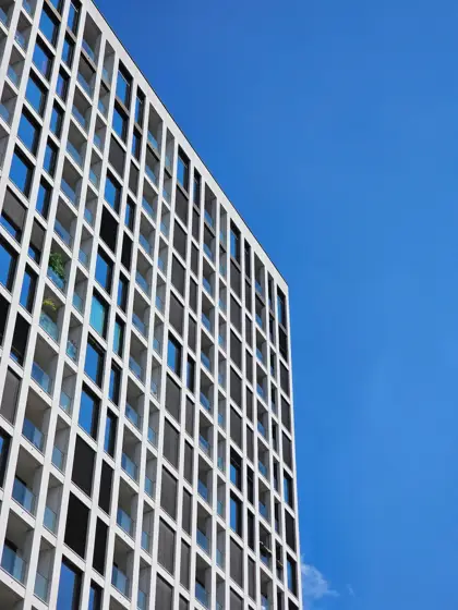 Retícula blanca de una torre sobre el cielo azul.