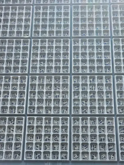 Piezas prefabricadas formando una celosía blanca.