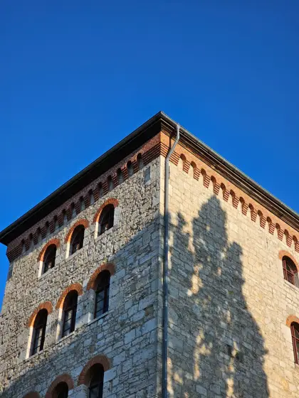 Torre de piedra: textura de los muros y pequeños vanos.