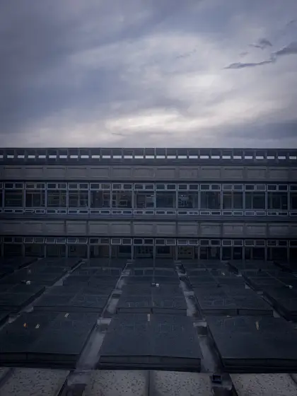Perfil de edificios frente al cielo del anochecer.