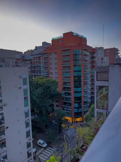 Densidad urbana y ritmo de balcones vistos desde arriba.