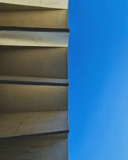 Losas de hormigón superpuestas contra el cielo azul.