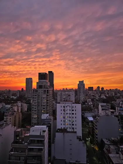 La ciudad recortada frente a un cielo de atardecer.