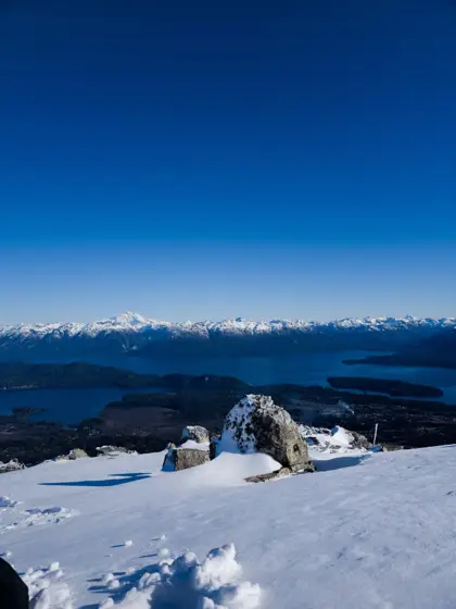 Nieve, horizonte y capas del paisaje de montaña.