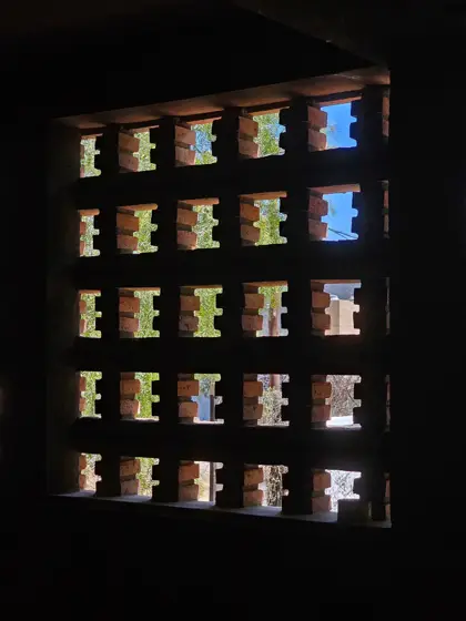 Celosía de ladrillo: pequeños fragmentos de luz y exterior.