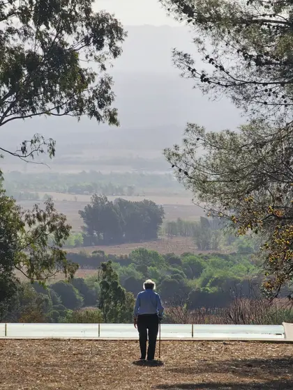Una figura humana frente a la escala del paisaje.
