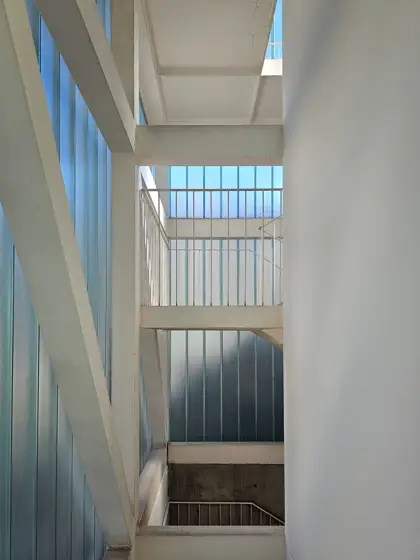 Luz cenital y cerramiento vidriado en el vacío de una escalera.
