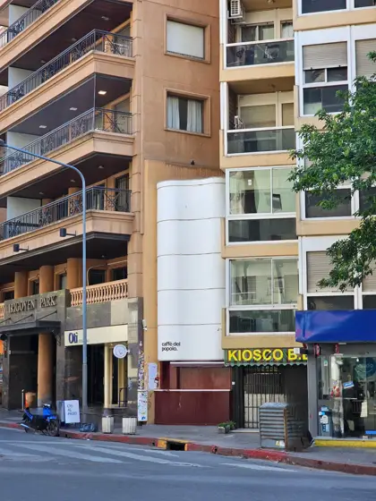Balcones y distintas capas de una fachada de vivienda.
