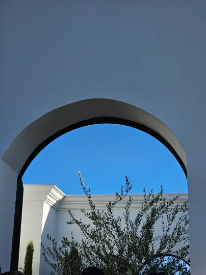 Un arco como marco de la vegetación y el cielo.