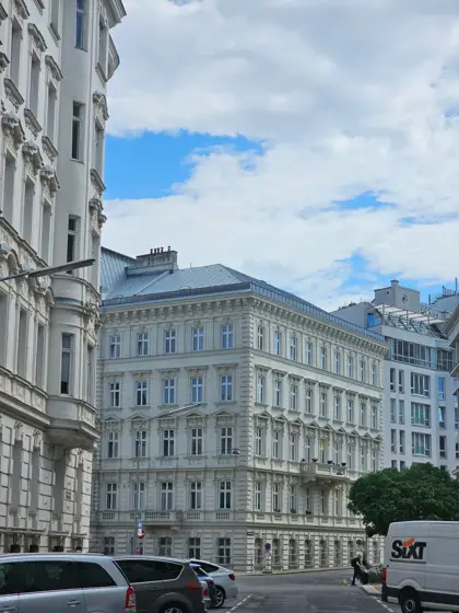 Continuidad de fachadas históricas en el borde de la plaza.