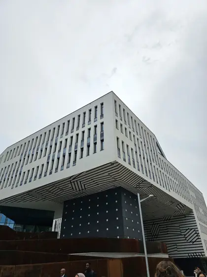 Library & Learning Center, Campus WU: el voladizo como gesto de acceso.