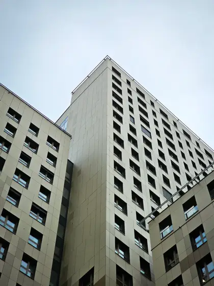 Repetición de pequeños huecos en una fachada de gran escala.