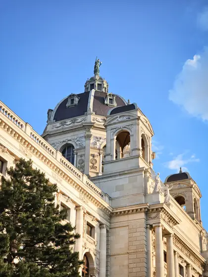 Cúpula, cornisa y cielo desde la escala de la calle.