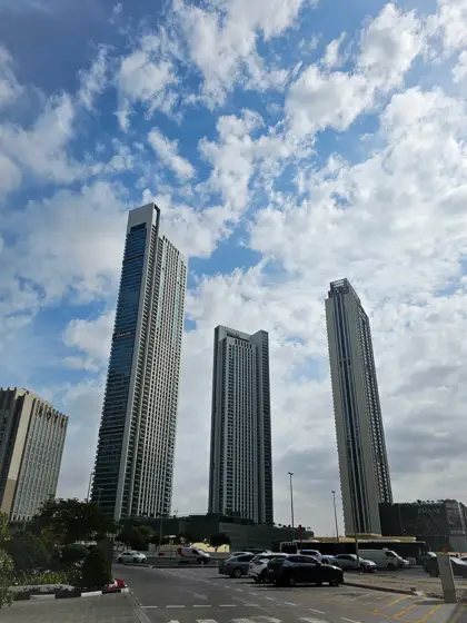 Tres torres dibujando el perfil del paisaje urbano.