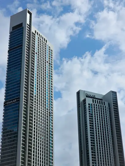 Verticalidad y retícula de una torre de vidrio.
