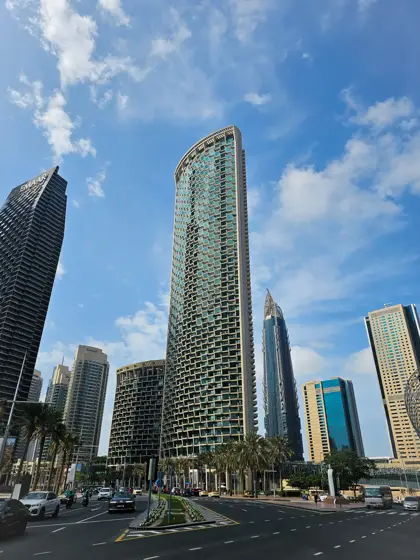 Una torre acristalada como referencia del recorrido urbano.
