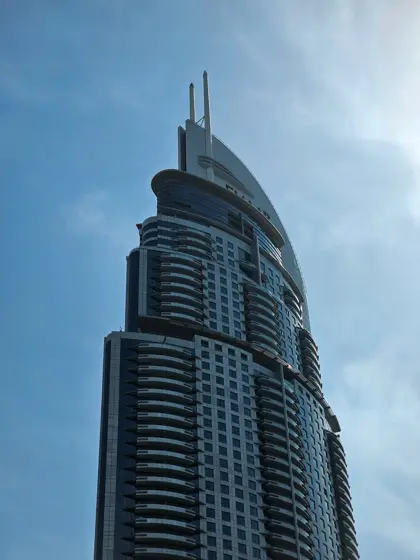 Volúmenes y bandas horizontales de una torre contemporánea.