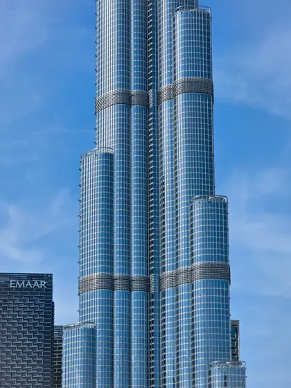 Las curvas y retranqueos del Burj Khalifa vistos desde abajo.