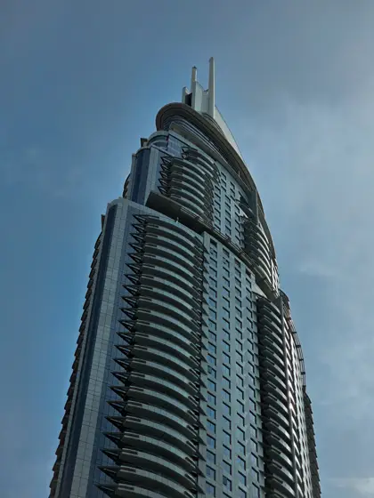La silueta escalonada de una torre contra el cielo.