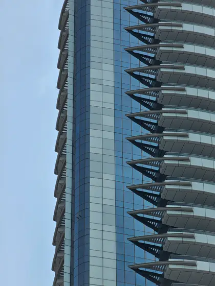 Aletas y balcones repetidos sobre un paño de vidrio.
