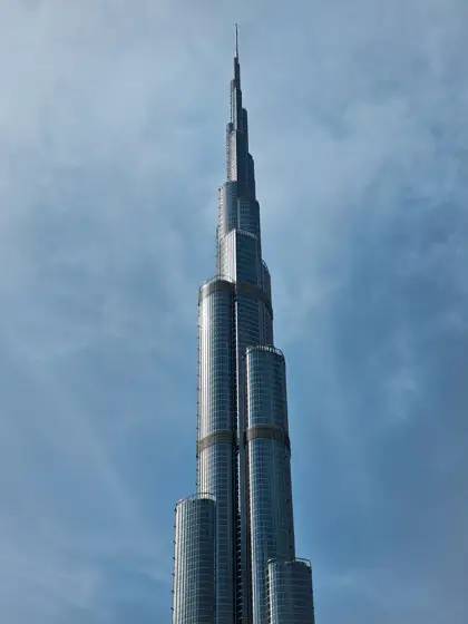 Una torre en aguja que se pierde entre las nubes.