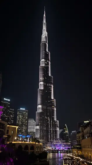 Burj Khalifa iluminado: una línea vertical dentro de la noche.