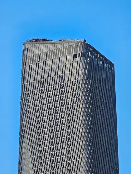 Retícula y profundidad de un edificio visto en contrapicado.