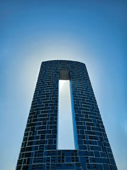 La abertura vertical del edificio como interrupción del volumen.