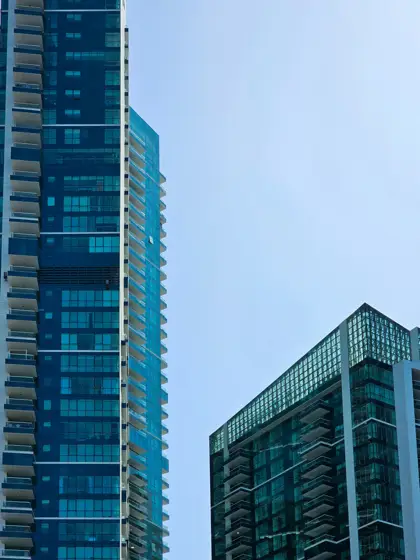 Contraste de alturas y paños de vidrio desde la calle.