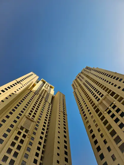 Dos fachadas altas encuadrando una franja de cielo.