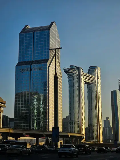 Una torre y sus edificios vecinos en el perfil urbano.