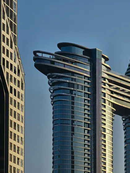 Balcones circulares superpuestos sobre una torre de vivienda.