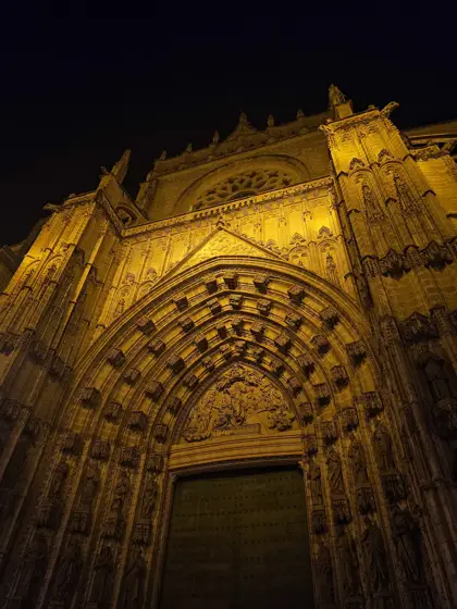 Rosetón y arcos de piedra vistos desde la plaza.