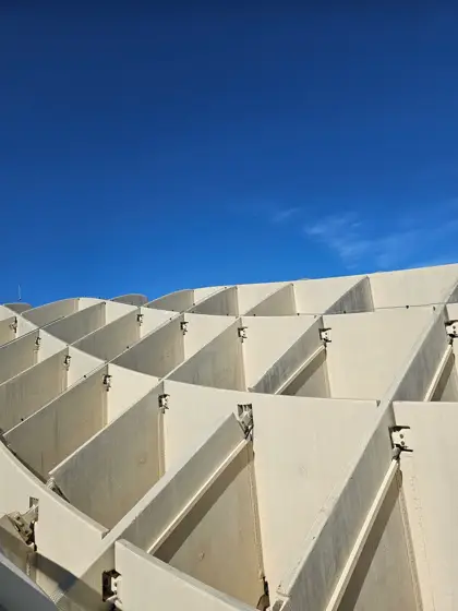 Luz y sombra sobre una cubierta de piezas triangulares.
