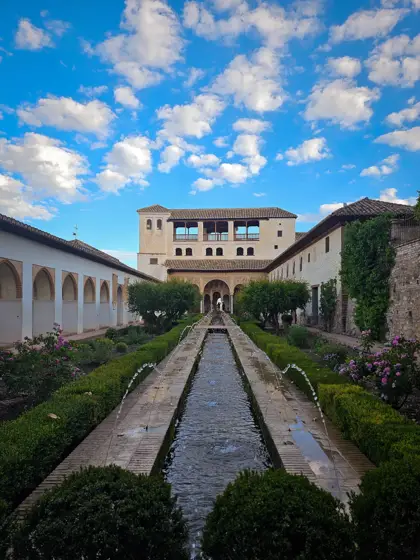 Jardín longitudinal y edificios como marco del eje central.